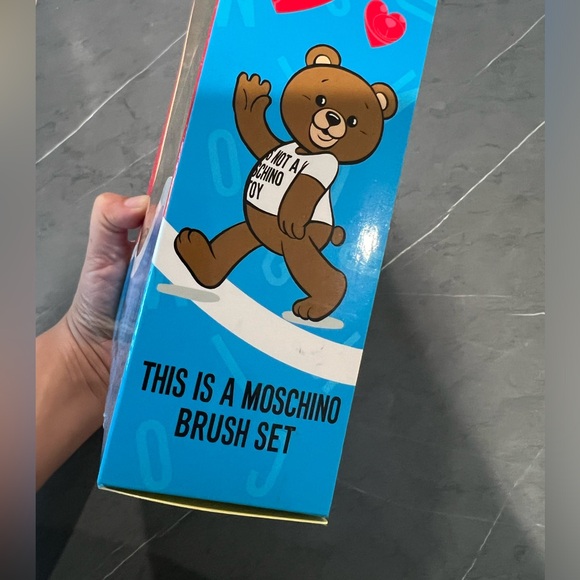 Moschino x Sephora Colab
Make up Brush Set NEW - Picture 2 of 4